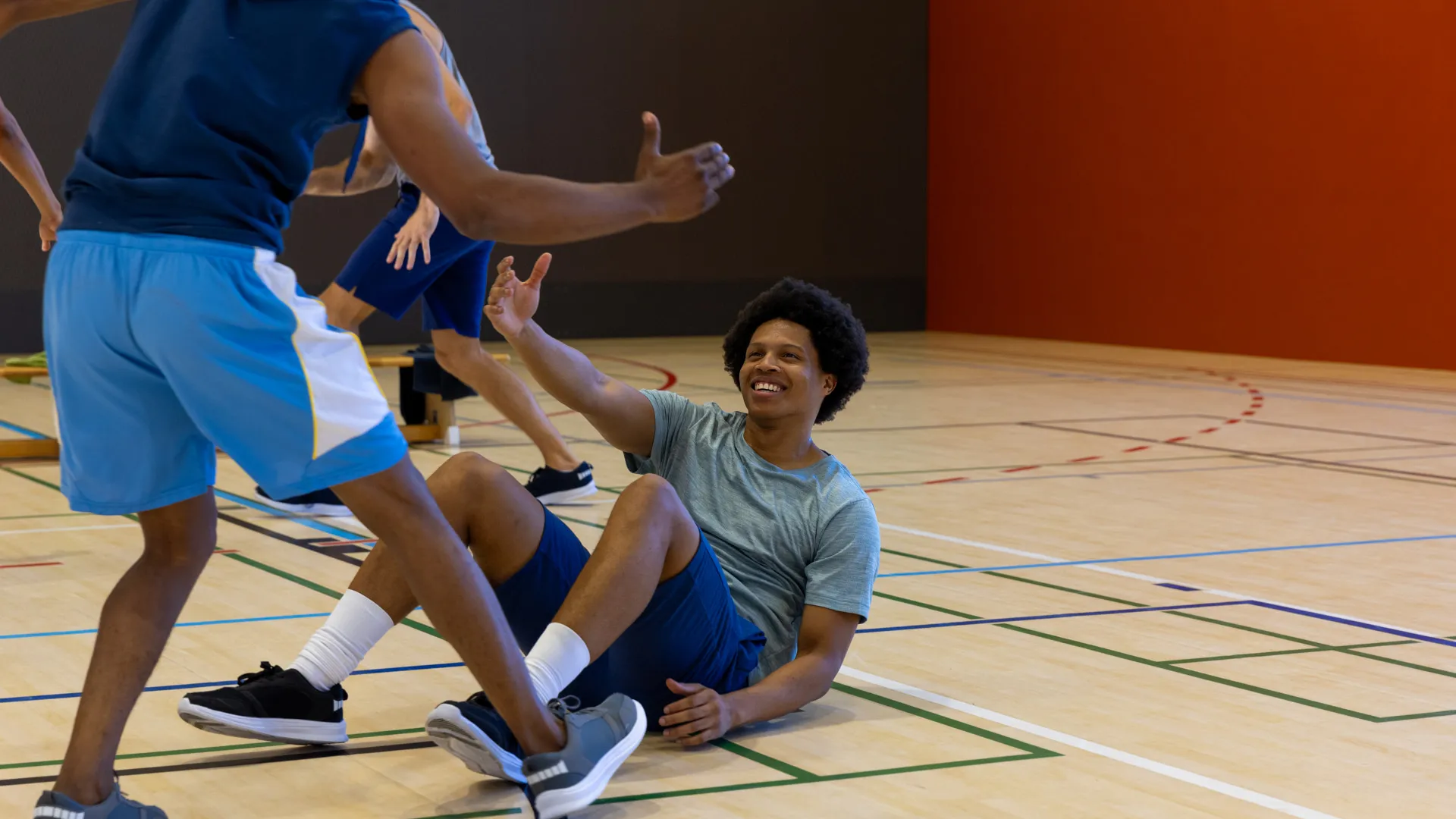 basketball, Person hoch helfen
